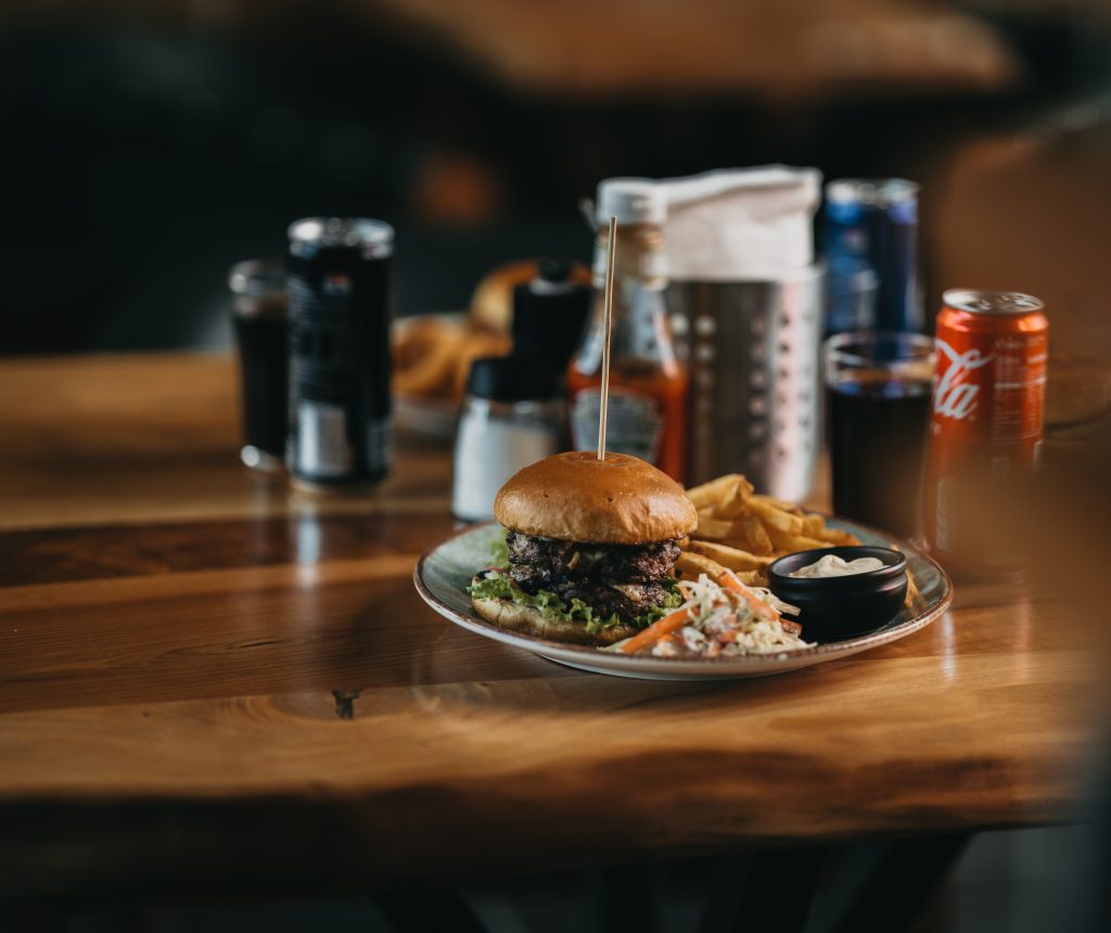 hamburgare med pommes och sås